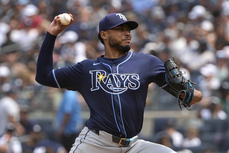 Taj Bradley de los Rays de Tampa Bay lanza en la quinta entrada ante los Yankees de Nueva York el sábado 20 de julio del 2024. (AP Foto/Pamela Smith)