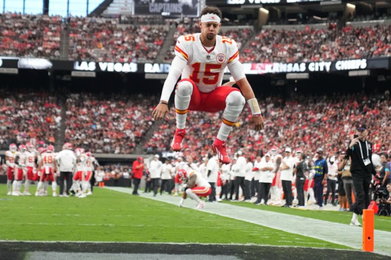 El quarterback de los Chiefs de Kansas City, Patrick Mahomes, antes del inicio del partido ante los Raiders de Las Vegas, el domingo 4 de octubre de 2026, en Las Vegas. (AP Foto/Rick Scuteri)