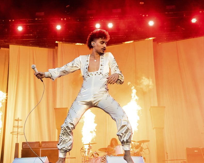 ARCHIVO - Josh Kiszka de Greta Van Fleet durante su presentación en el Festival Bourbon and Beyond el 17 de septiembre de 2022, en Louisville, Kentucky. El tercer álbum de Greta Van Fleet Starcatcher será lanzado el viernes. (Foto Amy Harris/Invision/AP, archivo)