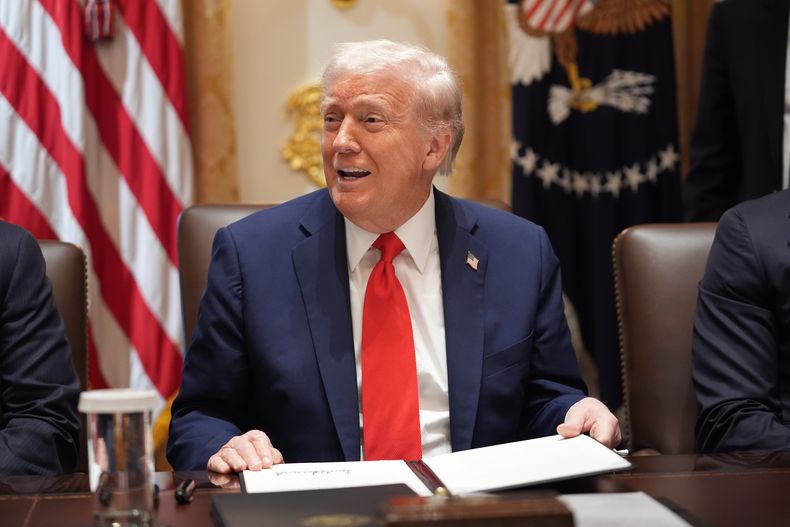 El presidente Donald Trump habla durante una reunión de gabinete en la Casa Blanca, el jueves 9 de octubre de 2025, en Washington. (AP Foto/Evan Vucci)