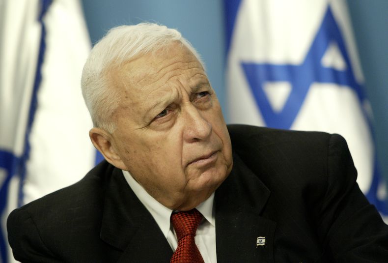 ARCHIVO - En imagen del domingo 16 de mayo de 2004, el entonces primer ministro israel&iacute; Ariel Sharon escucha en su oficina en Jerusal&eacute;n durante una conferencia de prensa sobre la reforma educativa. El director del hospital donde Sharon est&a