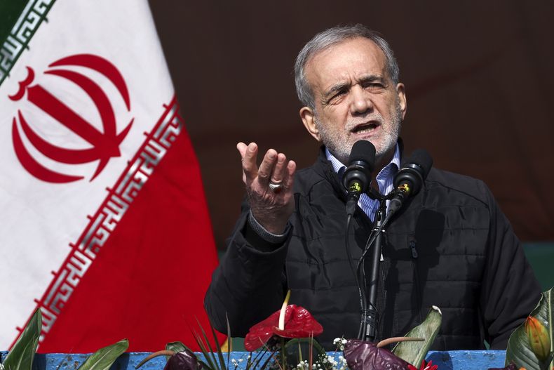 ARCHIVO - En esta imagen publicada por la oficina de presidencia iraní, el presidente del país, Masoud Pezeshkian, habla durante un mitin por el aniversario de la Revolución Islámica de 1979 que derrocó al sha estadounidense Mohammad Reza Pahlavi y llevó a clérigos islámicos al poder, en Teherán, Irán, el lunes 10 de febrero de 2025. (Ofician de la presidencia iraní via AP, archivo)