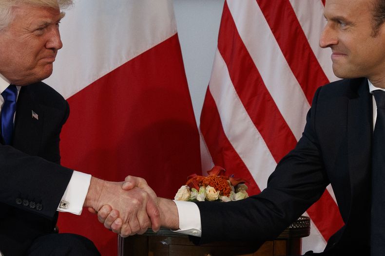 ARCHIVO - El presidente Donald Trump, izquierda, estrecha la mano de su homólogo francés Emmanuel Macron durante una reunión en la embajada de Estados Unidos, el 25 de mayo de 2017, en Bruselas. (AP Foto/Evan Vucci, archivo)