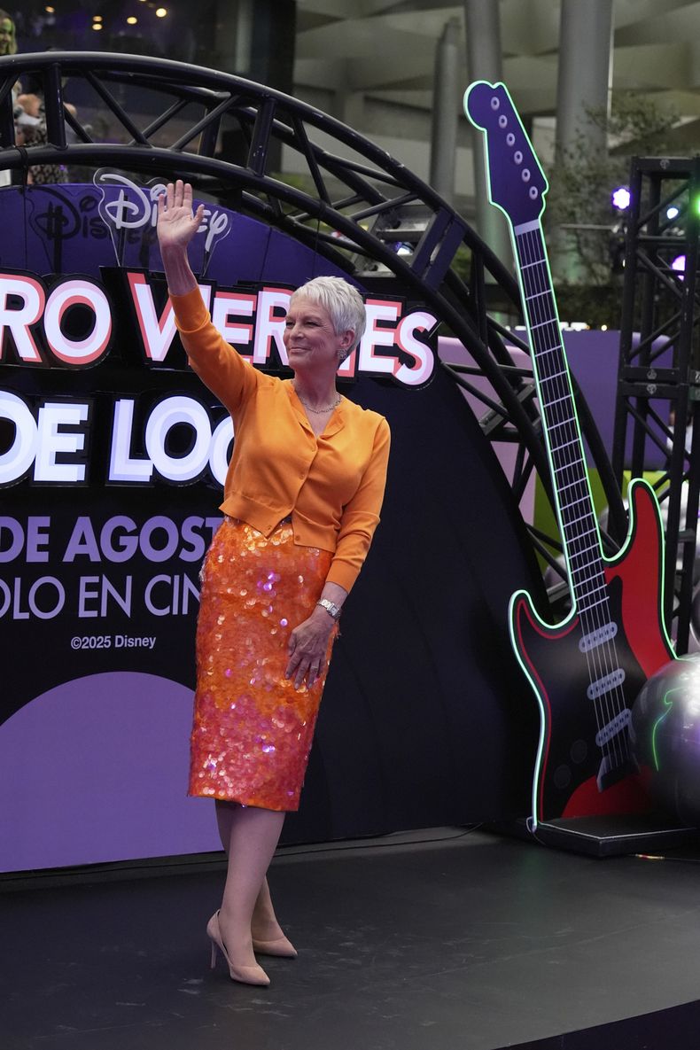 La actriz Jamie Lee Curtis posa para fotos durante la alfombra roja de la película Freakier Friday en la Ciudad de México, el jueves 24 de julio de 2025.(Foto AP/Marco Ugarte)