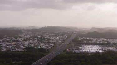 Vehículos circulan por una autopista mientras una nube de polvo del desierto del Sahara cubre buena parte del Caribe, el lunes 2 de junio de 2025, en Cataño, Puerto Rico. (AP Foto/Alejandro Granadillo)