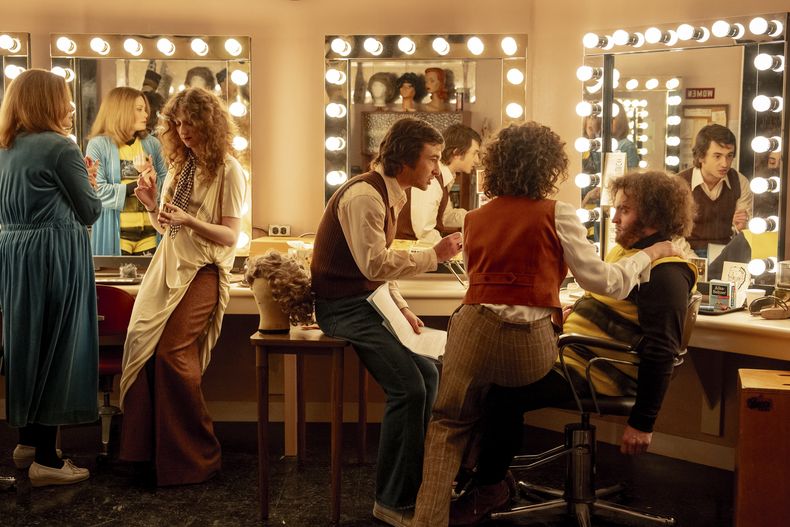 Esta imagen proporcionada por Sony Pictures muestra, de izquierda a derecha, a Kim Matula, como Jane Curtain, Emily Fairn, como Laraine Newman, Gabriel LaBelle, como Lorne Michaels, Rachel Sennott, como Rosie Shuster, y Matt Wood, como John Belushi en SNL 1975. (Hopper Stone/Sony Pictures Entertainment vía AP)