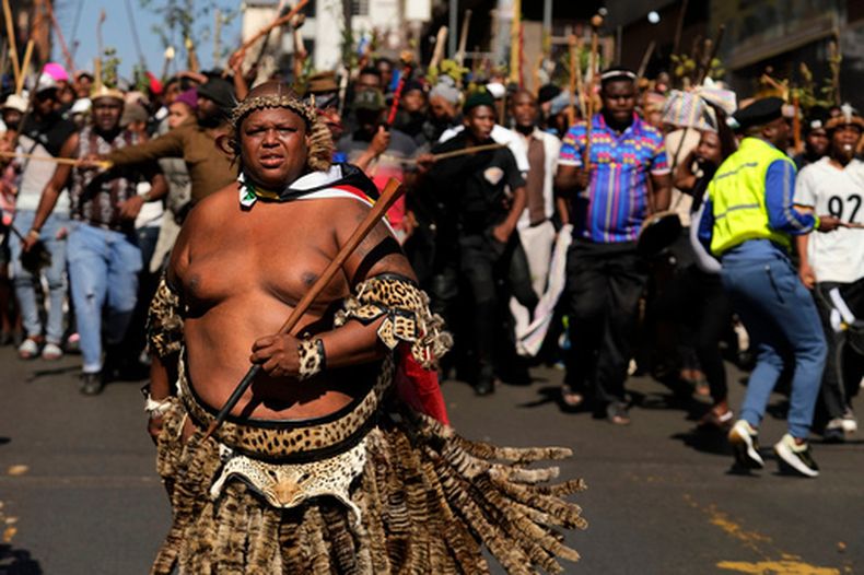 ARCHIVO - Una persona con un atuendo tradicional marcha contra la inmigración ilegal en Johannesburgo, Sudáfrica, el 30 de junio de 2026. (AP Foto/Themba Hadebe, Archivo)