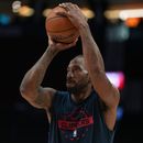 ARCHIVO - Foto del 10 de abril del 2026, el alero de los Clippers de Los Ángeles Kawhi Leonard calienta antes de un encuentro de la NBA. (AP Foto/Jenny Kane, Archivo)