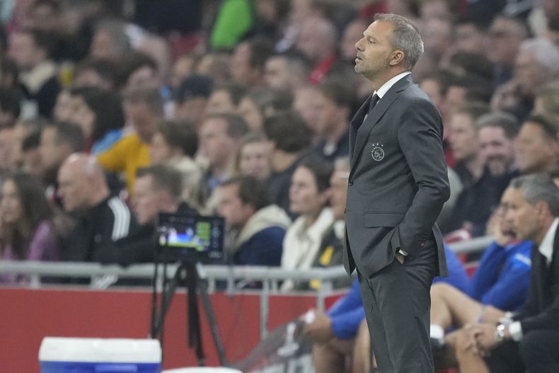 El técnico de Ajax Maurice Steijn durante el partido contra el Olympique de Marsella por la Liga Europa, el jueves 21 de septiembre de 2023, en Ámsterdam. (AP Foto/Peter Dejong)