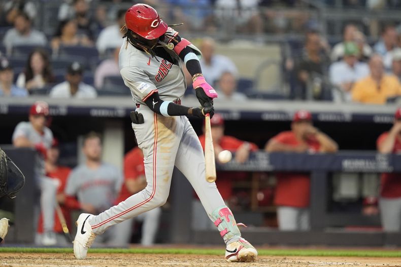 El dominicano Elly de la Cruz, de los Rojos de Cincinnati, batea un jonrón de dos carreras en el juego del martes 2 de julio de 2024 ante los Yankees de Nueva York (AP Foto/Frank Franklin II)