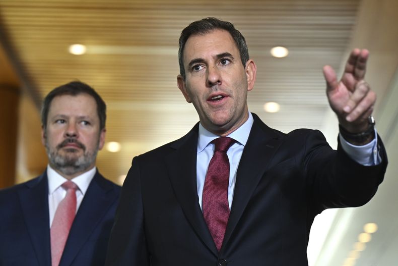 El tesorero australiano Jim Chalmers (derecha) durante una conferencia de prensa con el ministro de la Industria, Ed Husic, en el Parlamento, en Canberra, Australia, el viernes 22 de noviembre de 2024. (Lukas Coch/AAP Image vía AP)