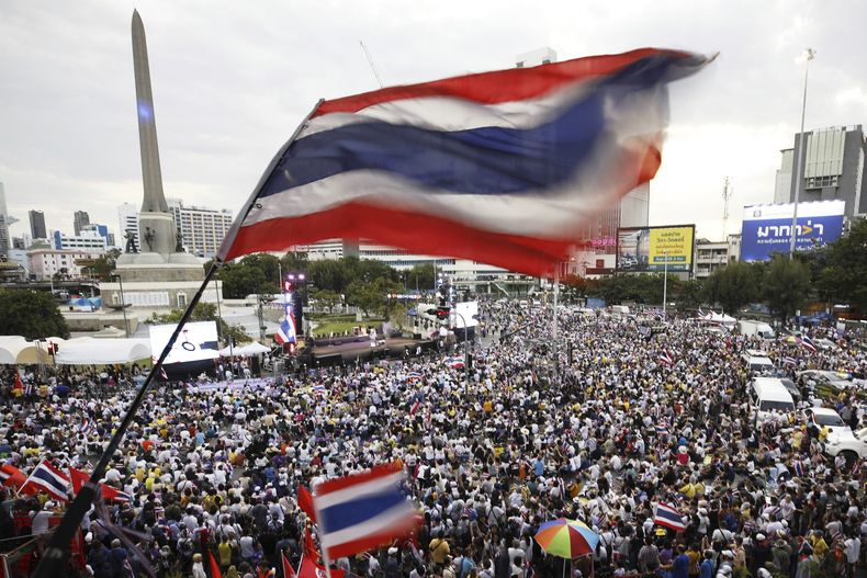 Manifestantes con banderas tailandesas se congregan ante el Monumento a la Victoria exigiendo la dimisión de la primera ministra Paetongtarn Shinawatra en Bangkok, Tailandia, el sábado 2 de agosto de 2025. (AP Foto/Tadchakorn Kitchaiphon)