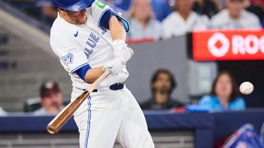 Myles Straw, de los Azulejos de Toronto, batea un doble productor ante los Medias Rojas de Boston en el juego del martes 11 de agosto de 2026 (Sammy Kogan/The Canadian Press via AP)