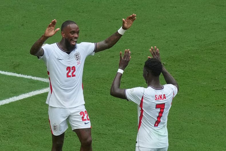 Bukayo Saka (7), de la selección de Inglaterra, celebra marcar el tercer gol de su equipo con Ivan Toney (22) durante el partido por el tercer lugar de la Copa del Mundo entre Francia e Inglaterra, el sábado 18 de julio de 2026, en Miami Gardens, Florida. (AP Foto/Marta Lavandier)