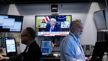 wall street se recupera tras acuerdos comerciales de trump con mexico y canada