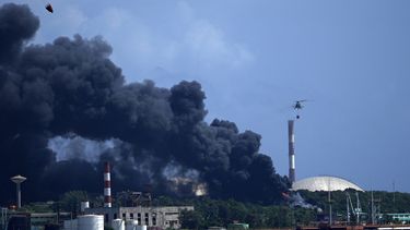 cuba pierde el control de incendio en los  supertanqueros que deja casi 80 heridos y 17 desaparecidos