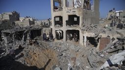 Palestinos observan un edificio destruido por un bombardeo israelí en Deir al Balah, en la Franja de Gaza, el 7 de noviembre de 2023. (AP Foto/Hatem Moussa)