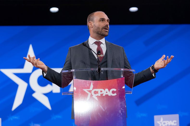ARCHIVO - El diputado brasileño Eduardo Bolsonaro habla durante la Conferencia de Acción Política Conservadora en Maryland, EEUU, el 20 de febrero de 2025. (AP Foto/José Luis Magana/Archivo)