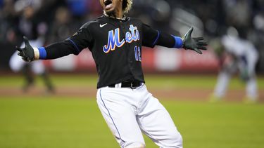 El puertorriqueño Francisco Lindor, de los Mets de Nueva York, celebra tras conectar el sencillo que puso fin al juego del viernes 19 de mayo de 2023, ante los Guardianes de Cleveland (AP Foto/Frank Franklin II)