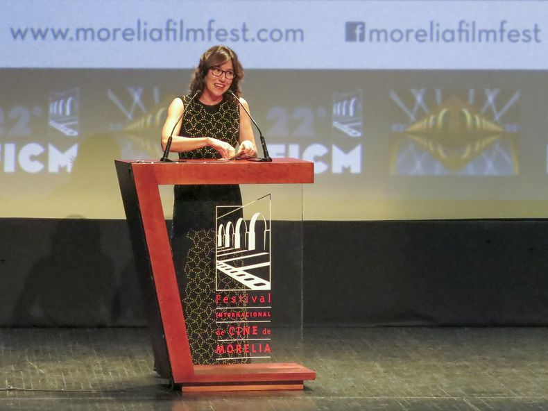 La actriz española Lola Dueñas entrega el premio a mejor actor y mejor actriz en la ceremonia de la 22ª edición del Festival de Cine de Morelia, el viernes 25 de octubre de 2024, en Morelia, México. (Foto AP/Berenice Bautista)
