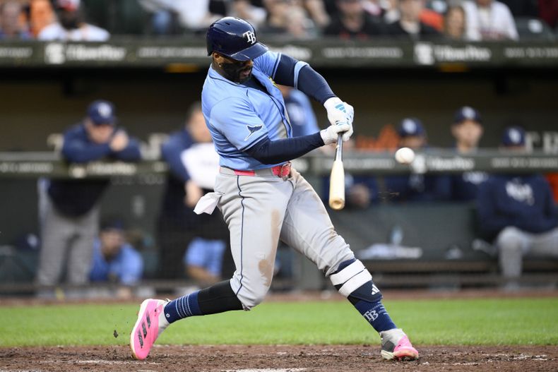 El cubano Yandy Díaz, de los Rays de Tampa Bay, pega un sencillo en el juego del sábado 7 de septiembre de 2024, ante los Orioles de Baltimore (AP Foto/Nick Wass)