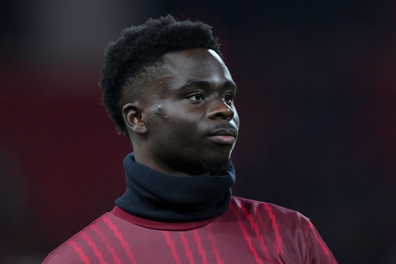 Bukayo Saka, del Arsenal, en el campo durante el calentamiento previo al partido de la Premier League inglesa entre el Nottingham Forest y el Arsenal en Nottingham, Inglaterra, el sábado 17 de enero de 2026. (Foto AP/Dave Shopland)
