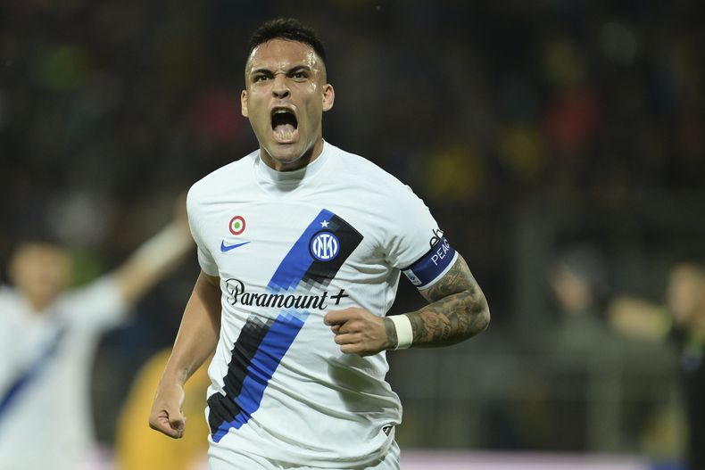 El delantero argentino del Inter de Milán Lautaro Martínez celebra luego de anotar un gol durante el partido de la Liga de Italia ante el Frosinone, en el estadio Benito Stirpe en Frosinone, Italia, el viernes 10 de mayo de 2024. (Alfredo Falcone/LaPresse via AP)