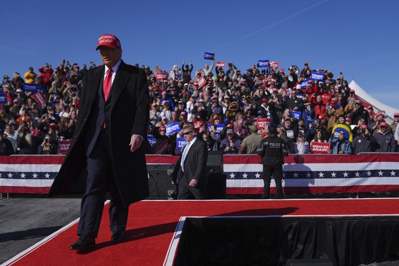 El candidato presidencial republicano, el expresidente Donald Trump, llega a un mitin de campaña el domingo 3 de noviembre de 2024, en Lititz, Pensilvania. (AP Foto/Evan Vucci)