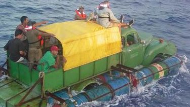 americateve | "La Guardia Costera continúa su firme patrulla en aguas del Estrecho de la Florida y el Caribe para evitar que los inmigrantes realicen un peligroso e ilegal viaje marítimo hacia Estados Unidos", señaló en un comunicado Mark Gordon, jefe del Dis