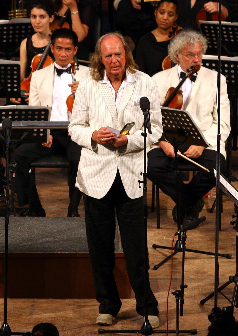En esta foto del 22 de junio del 2007, el compositor brit&aacute;nico John Tavener recibe el premio a la trayectoria en el 35o Festival Internacional de M&uacute;sica de Estambul, en Estambul, Turqu&iacute;a.  Tavener falleci&oacute; el martes 12 de novie