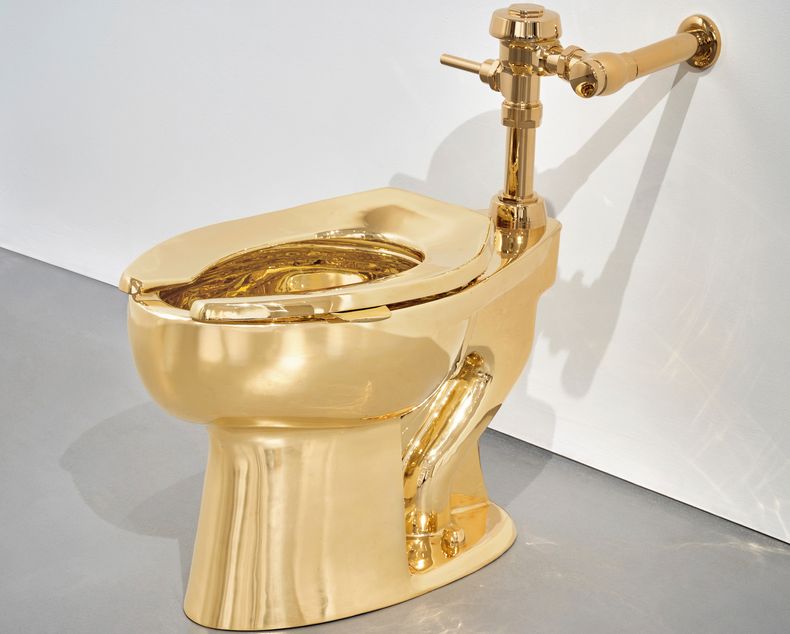 Sothebys ha anunciado que subastará un retrete de oro sólido, una escultura del artista italiano Maurizio Cattelan titulada America. La subasta se llevará a cabo el 18 de noviembre en Nueva York. (Sotheby via AP)