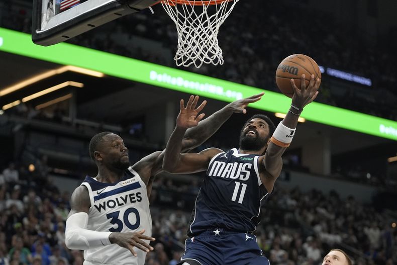 Kyrie Irving, de los Mavericks de Dallas, dispara frente a Julius Randle, de los Timberwolves de Minnesota, el martes 29 de octubre de 2024 (AP Foto/Abbie Parr)