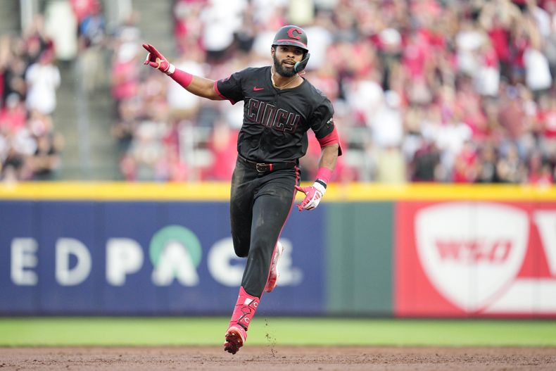 Rece Hinds, de los Rojos de Cincinnati, recorre las bases después de conectar el primer grand slam de su carrera en Grandes Ligas durante la tercera entrada del juego de béisbol en contra de los Marlins de Miami, el viernes 12 de julio de 2024, en Cincinnati. (AP Foto/Jeff Dean)