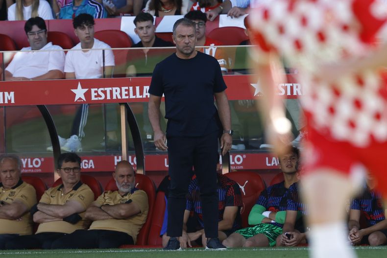 El técnico del Barcelona Hansi Flick durante partido contra Girona en la Liga española, el 15 de septiembre de 2024, en Girona, España. (AP Foto/Joan Monfort)
