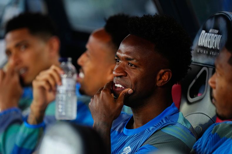 El delantero del Real Madrid Vinicius Junior observa desde la banca el partido contra Mallorca en la Liga de España, el sábado 4 de abril de 2026. (AP Foto/José Bretón)