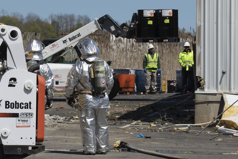 Cuadrillas retiran químicos en la planta farmacéutica Seqens/PCI Synthesis, el viernes 5 de mayo de 2023, en Newburyport, Massachusetts. (AP Foto/Michael Dwyer)