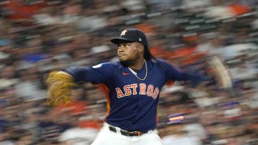En esta foto tomada con una velocidad baja de obturación, el dominicano Framber Valdez, de los Astros de Houston, hace un lanzamiento en el juego del martes 20 de junio de 2023, ante los Mets de Nueva York (AP Foto/David J. Phillip)