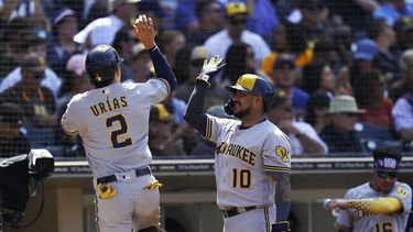 Cerveceros superan a Padres y se llevan 2 de 3 en la serie