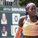 Gauff vence a Sabalenka y al viento para avanzar en Toronto