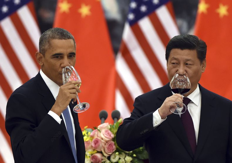 El presidente estadounidense Barack Obama y el mandatario chino Xi Jinping brindan en un banquete en el Gran Sal&oacute;n del Pueblo, en Beijing, el mi&eacute;rcoles 12 de noviembre de 2014. (Foto AP/Greg Baker, Pool)