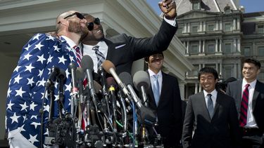 americateve | El jugador dominicano de los Medias Rojas, David Ortiz, centro, se toma un selfie con su compa&ntilde;ero Johnny Gomes a las afueras de la Casa Blanca el martes, 1 de abril de 2014, tras una ceremonia con el presidente Barack Obama. (AP Photo/Manuel Balce