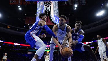 76ers supera a Nets, aficionados abuchean a Simmons