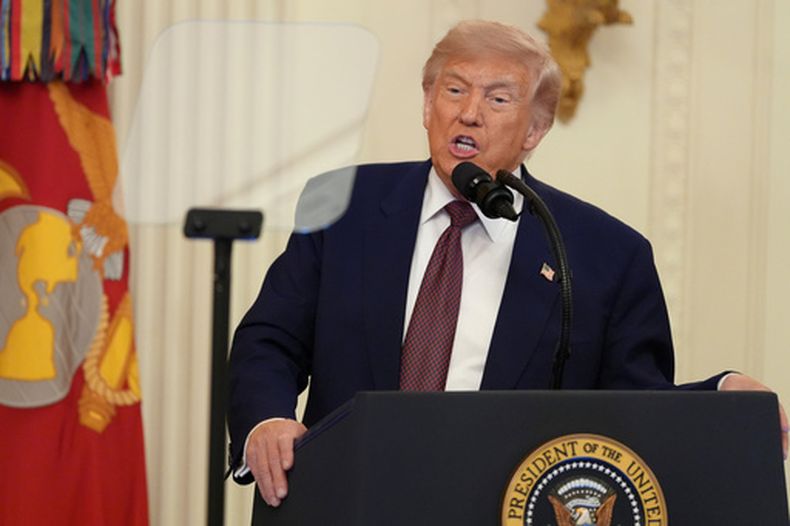 El presidente Donald Trump pronuncia un discurso durante una ceremonia de entrega de Medallas de Honor en el Salón Este de la Casa Blanca, el jueves 18 de junio de 2026, en Washington. (AP Foto/Jacquelyn Martin)