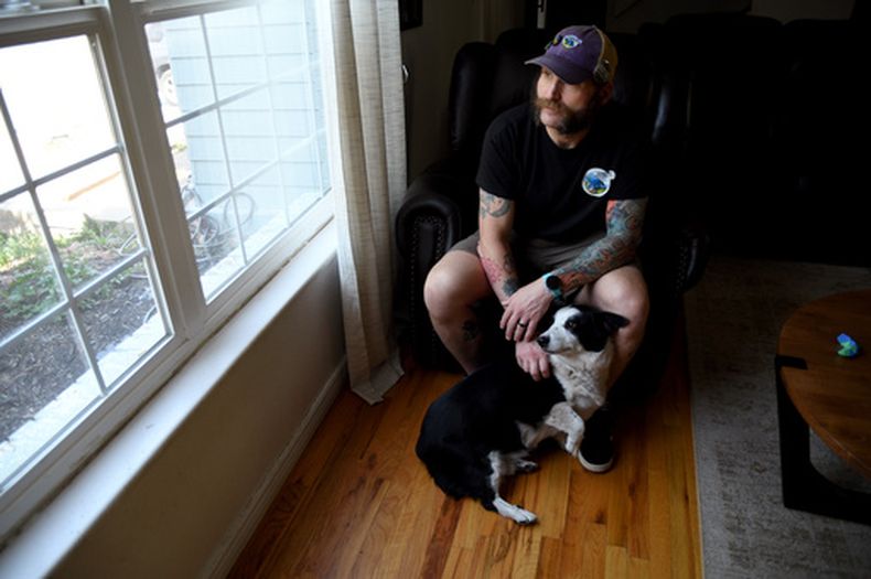 Joe Shearer, quien fue diagnosticado recientemente con traumatismo cerebral como resultado de los combates en Irak, posa para una fotografía en su residencia, el miércoles 5 de agosto de 2026, en Colorado Springs, Colorado. (AP Foto/Thomas Peipert)