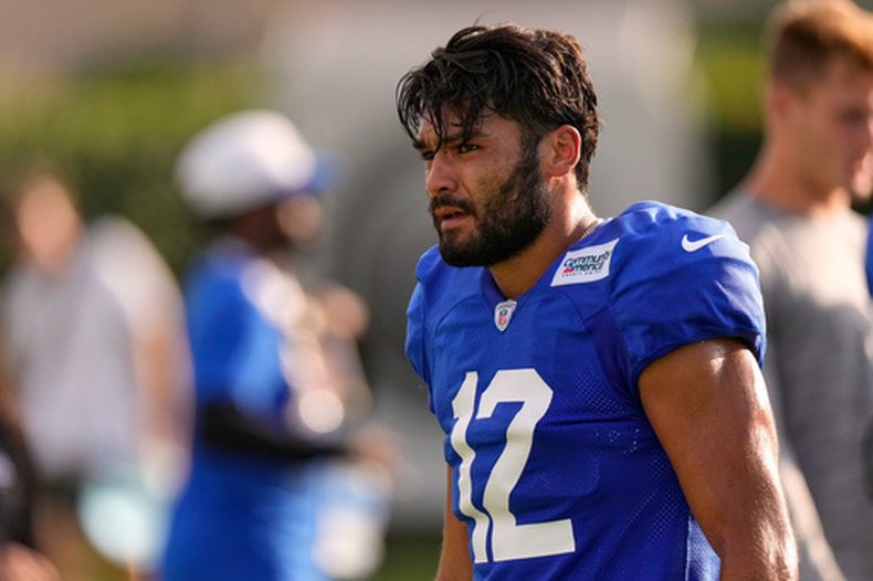 El receptor abierto de los Rams de Los Ángeles, Puka Nacua, camina por el campo tras el entrenamiento del equipo de fútbol americano de la NFL, el miércoles 5 de agosto de 2026, en Los Ángeles. (Foto AP/Mark J. Terrill)