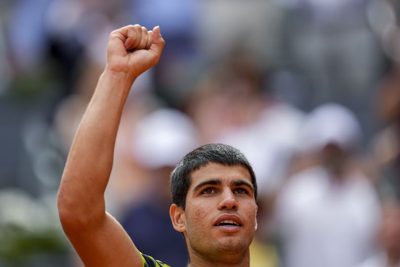 Carlos Alcaraz celebra tras su victoria ante Alexander Zverev en el Abierto de Madrid, el martes 2 de mayo de 2023. (AP Foto/Manu Fernández)