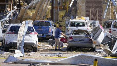 Un hombre mira a un auto dañado después de que un tornado pasara el día anterior el domingo 26 de mayo de 2024 en Valley View, Texas. Poderosas tormentas dejaron un rastro de destrucción el domingo en Texas, Oklahoma y Arkansas tras destrozar casas y una estación de servicio para camiones donde se habían refugiado conductores. (AP Foto/Julio Cortez)