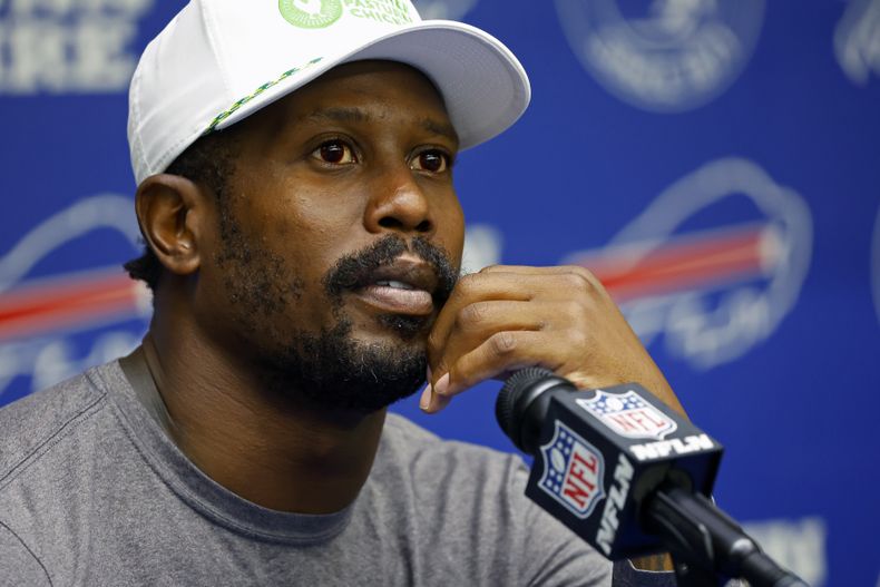 ARCHIVO - Von Miller, linebacker de los Bills de Buffalo, habla con la prensa tras una práctica en Orchard Park, Nueva York, el martes 23 de mayo de 2023 (AP Foto/Jeffrey T. Barnes, File)