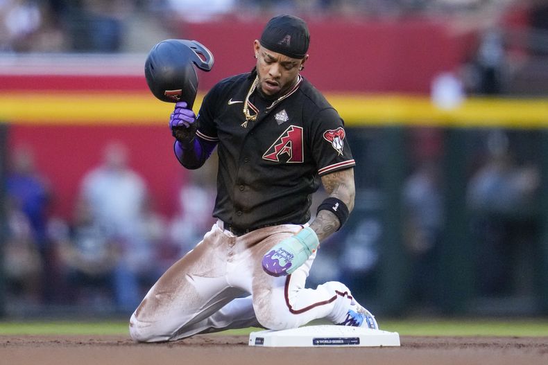 El dominicano Ketel Marte, de los Diamondbacks de Arizona, se lamenta luego de ser sorprendido en un intento de robo en el cuarto juego de la Serie Mundial ante los Rangers de Texas, el martes 31 de octubre de 2023 (AP Foto/Godofredo A. Vásquez)