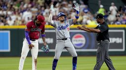 Miguel Rojas (11), de los Dodgers de Los Ángeles, celebra su doble en contra de los Diamondbacks de Arizona, durante la octava entrada del juego de béisbol, el lunes 29 de abril de 2024, en Phoenix. (AP Foto/Matt York)